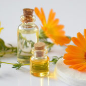 Jak vyrobit relaxační masážní olej z měsíčku