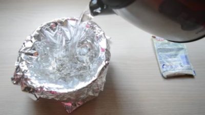 Jak vyčistit stříbro pomocí alobalu a jedlé sody