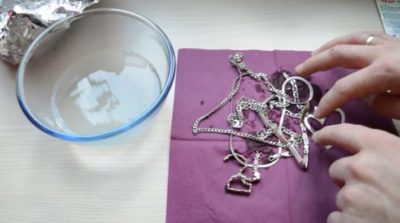 Jak vyčistit stříbro pomocí alobalu a jedlé sody