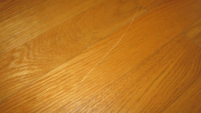 jak-odstranit-lehke-skrabance-z-drevene-podlahy