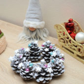 Jednoduchá Vánoční dekorace z šišek