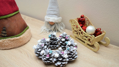 Jednoduchá Vánoční dekorace z šišek