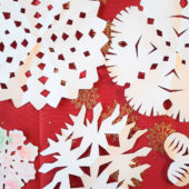 Vločky z papíru - jak jsme vyráběli vánoční dekorace