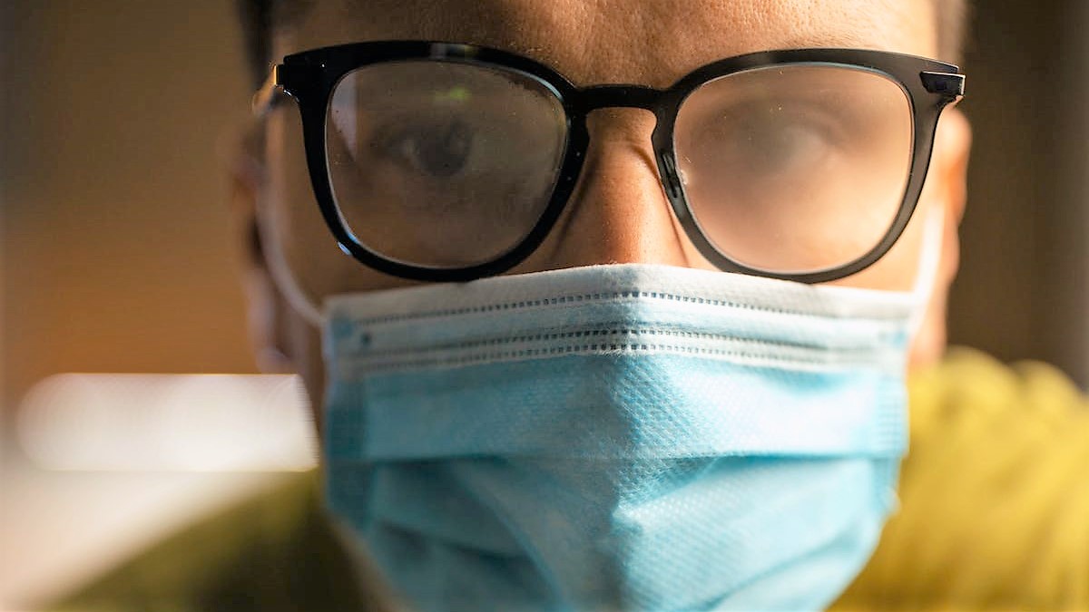 Jak zabránit mlžení brýlí při nošení roušky nebo respirátoru